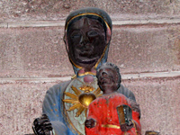 Une Vierge au visage noir durant plusieurs siècles.