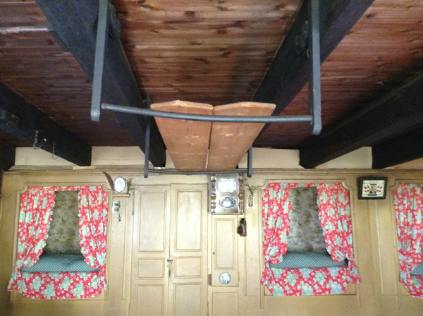 Le plafond de la salle commune, un espace utilitaire